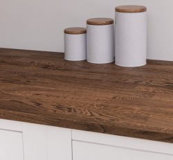 Bucatarie in nuante alb, blat din stejar - lavoar si baterii sanitare inclus in pret - Culoare Top_P064 - Culoare Ext._P004 / Cu de la Rustic Butique OUTSET2 - Culoare Top_P064 - Culoare Ext._P004/Culoare Int._P064 - DUBLU COLOR