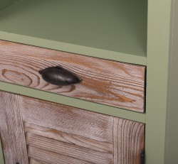 Dulap baie cu o usa shutter, un sertar si doua rafturi de la Rustic Butique PS669 - Culoare Corp_P054 - Culoare Usi si Sertare_P071 - Culoare Cornisa_P071 - DUBLU COLOR