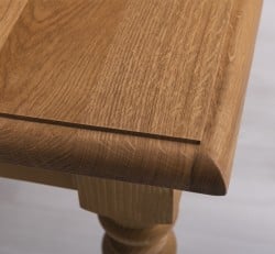 Masuta de cafea cu picioare strunjite, blat stejar de la Studio Szel PS713 - Culoare Top_P061 - Culoare Corp_P002 - DUBLU COLOR