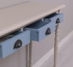 Consola cu picioare strunjite, 3 sertare de la Studio Szel PS496 - Culoare Corp_P024 - Culoare Sertare_P053 - DUBLU COLOR