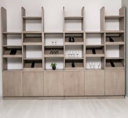 Sistem de rafturi pentru vinuri din lemn de stejar de la Studio Szel SPEC20891 - Culoare P037 - BURSHED