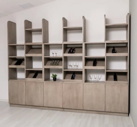 Sistem de rafturi pentru vinuri din lemn de stejar de la Studio Szel SPEC20891 - Culoare P037 - BURSHED