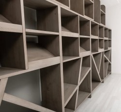 Sistem de rafturi pentru vinuri din lemn de stejar de la Studio Szel SPEC20890 - Culoare P037 - BURSHED