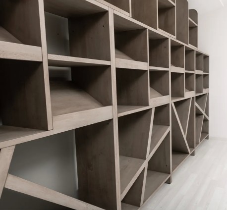 Sistem de rafturi pentru vinuri din lemn de stejar de la Studio Szel SPEC20890 - Culoare P037 - BURSHED