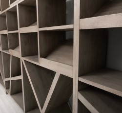 Sistem de rafturi pentru vinuri din lemn de stejar de la Studio Szel SPEC20890 - Culoare P037 - BURSHED