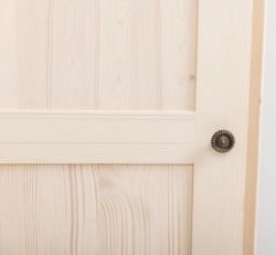 Dulap 2 usi din lemn masiv de pin, cu sertar de la Studio Szel - SPEC20450 – Culoare P095 – LACUIT&VOPSIT