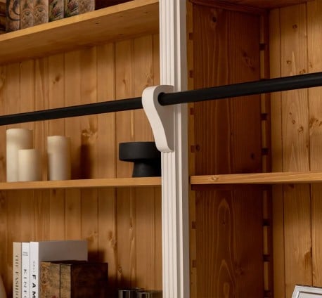 Bibliotecă clasică cu șină pentru scară de a Studio Szel - CULOARE - P025 - VOPSIT