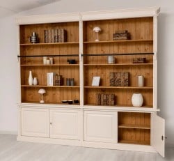 Bibliotecă clasică cu șină pentru scară de a Studio Szel - CULOARE - P025 - VOPSIT